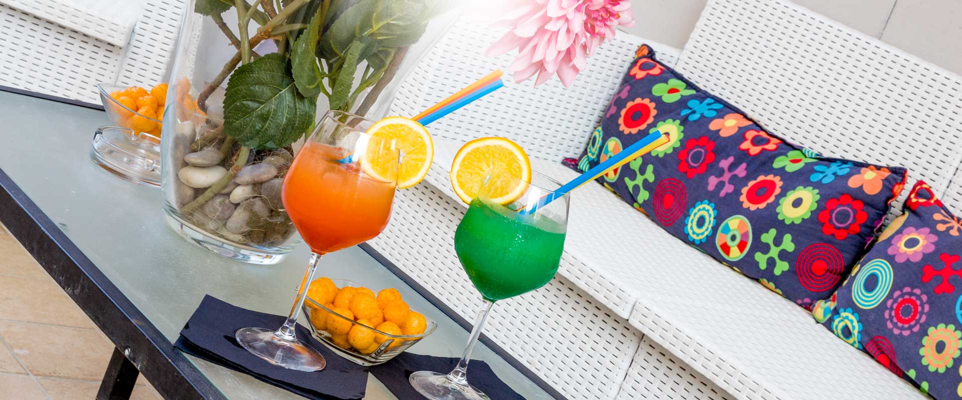 Fotografia di due cocktails, uno arancione e uno verde, preparati dal bar dell'hotel star di Cattolica
