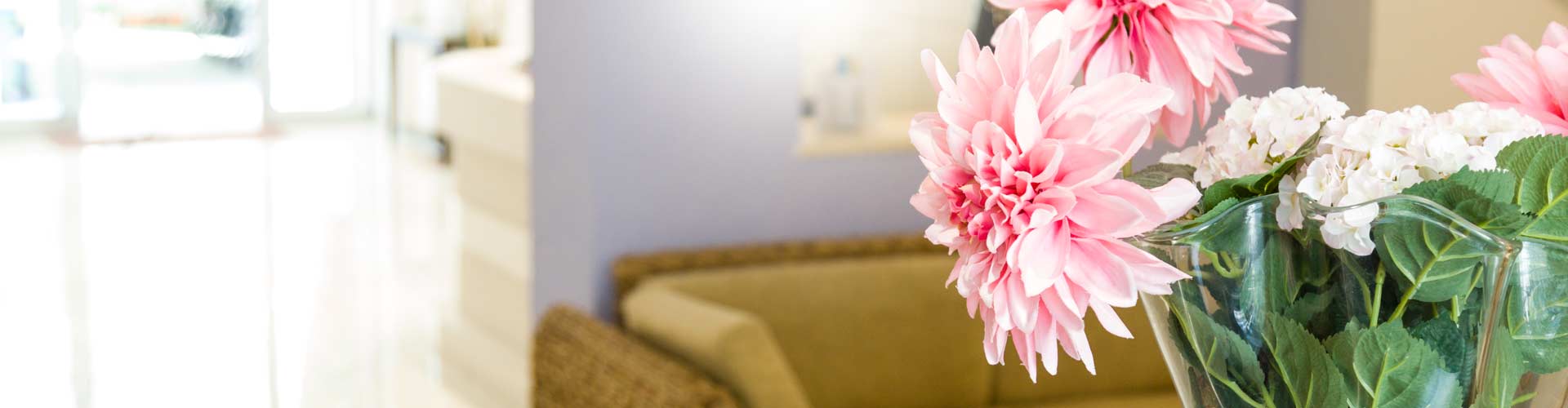 Fotografia di un vaso di fiori appoggiato nella hall dell'hotel Star di Cattolica